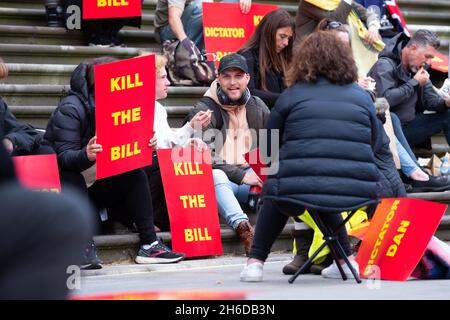 Melbourne, Australia. 15 Nov 2021. I manifestanti sono visti con cartelli durante la protesta di Occupy Parliament sulle scale del Parlamento. I manifestanti hanno promesso di occupare i gradini del parlamento mentre la legislazione pandemica di Dan Andrew è in discussione nella casa superiore. Credit: Dave Hewison/Speed Media/Alamy Live News Foto Stock