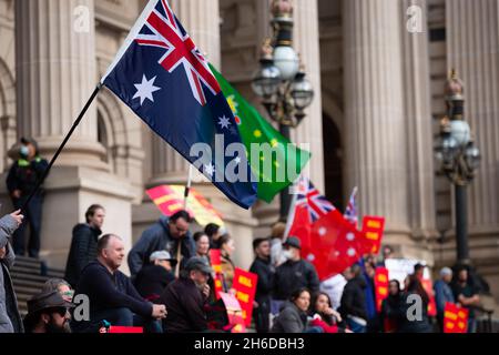 Melbourne, Australia. 15 Nov 2021. I manifestanti detengono bandiere durante la protesta di Occupy Parliament contro i passi del Parlamento. I manifestanti hanno promesso di occupare i gradini del parlamento mentre la legislazione pandemica di Dan Andrew è in discussione nella casa superiore. Credit: Dave Hewison/Speed Media/Alamy Live News Foto Stock