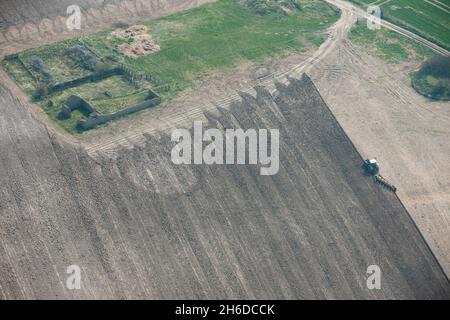 Un filare rotondo che mostra come un marchio di soilmark in un campo appena arato vicino West Overton, Wiltshire, 2015. Foto Stock