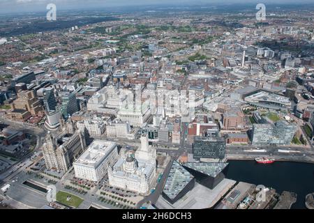 Vista dal lungomare storico, dal sud-ovest, guardando verso il centro città, Liverpool, 2015. Foto Stock
