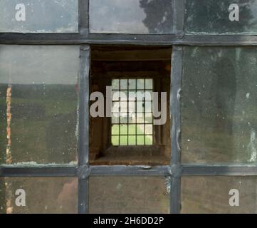 Finestra nella casa d'estate, Hamsterley Hall, Hamsterley, County Durham, 2014. Dettaglio guardando attraverso una finestra nella casa d'estate, precedentemente una cupola da Beaudesertel, Staffordshire, nel giardino orientale della casa, mostrando la finestra sul lato opposto. Foto Stock