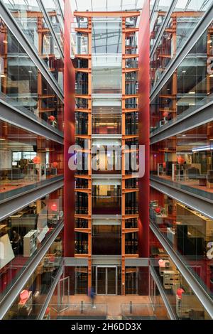 New Broadcasting House, Portland Place, Marylebone, Londra. 2016. Vista interna della nuova estensione dell'edificio degli studi radiofonici della BBC, che mostra il suo atrio da nord. Foto Stock