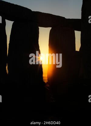 Vista generale di Stonehenge, che mostra i raggi del sole che si irradiano attraverso l'apertura in un trilithon, 2012. Foto Stock