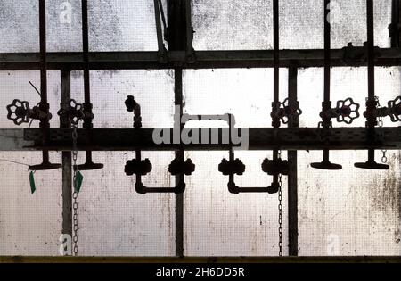 Ferrybridge C Power Station, West Yorkshire, 2018. Dettaglio delle valvole di spurgo dell'idrogeno e della CO2 nella sala della turbina della centrale elettrica, a un livello di 39 piedi. Foto Stock