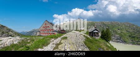 Paesaggio con lo storico albergo alpino Grimsel Hospiz e la cappella Hospiz, Guttannen, Vallese, Svizzera, Europa Foto Stock