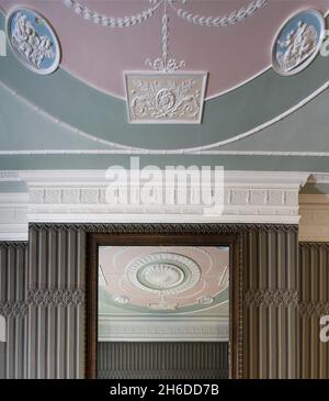 Decorativo in stile Adam intonacato in una casa di città georgiana, Portland Place, Londra, 2014. Particolare di intonaco decorativo nella stanza posteriore del piano terra della casa cittadina, più di cui è visto in riflessione in uno specchio montato a parete, 2014. Foto Stock