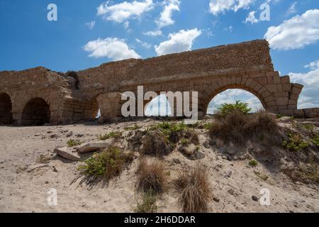 Israele, Cesarea. Resti dell'acquedotto, costruito dai Romani, che era la fonte d'acqua per la città romana Foto Stock