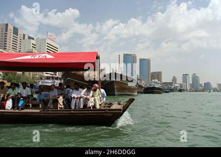 Navi a Dubai Creek, Deira Twin Towers in background, Emirati Arabi Uniti, Dubai Foto Stock