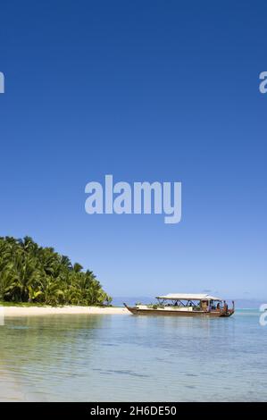 Tour in canoa polinesiana a un'isola a piedi, Isole Cook, Aitutaki Foto Stock