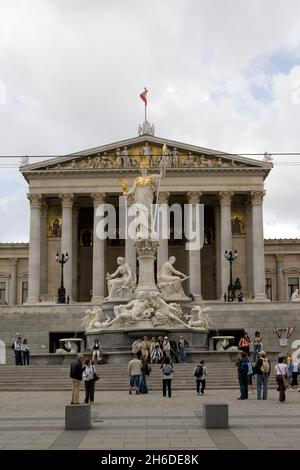 Palas Athena statua della dea della giustizia presso l'edificio del parlamento a Vienna, Austria, Vienna Foto Stock