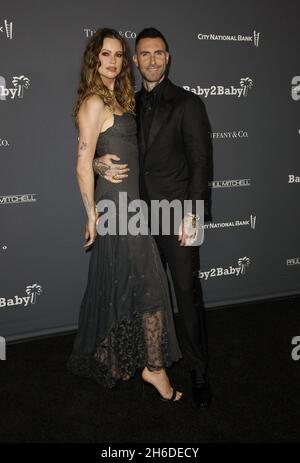 WEST HOLLYWOOD, CALIFORNIA - NOVEMBRE 13: Behati Prinsloo e Adam Levine partecipano al Baby2Baby 10-Year Gala presentato da Paul Mitchell al Pacific Design Center il 13 Novembre 2021 a West Hollywood, California. Foto: Crash/imageSPACE/MediaPunch Foto Stock