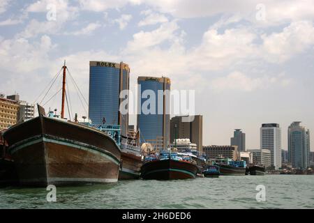 Navi a Dubai Creek, Deira Twin Towers in background, Emirati Arabi Uniti, Dubai Foto Stock