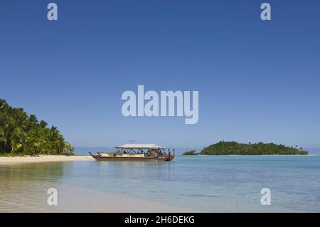 Tour in canoa polinesiana a un'isola a piedi, Isole Cook, Aitutaki Foto Stock