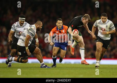 Cardiff, Regno Unito. 14 novembre 2021. Nick Tompkins del Galles in azione (c). Rugby Autumn Nations Series Match, Wales contro Fiji al Principato Stadium di Cardiff domenica 14 novembre 2021. pic di Andrew Orchard/Andrew Orchard fotografia sportiva credito: Andrew Orchard fotografia sportiva/Alamy Live News Foto Stock