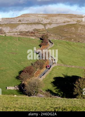 Un furgone di ufficio postale consegna la posta alle fattorie in Rural Crummack Dale vicino Austwick, nel parco nazionale di Yorkshire Dales, Regno Unito Foto Stock