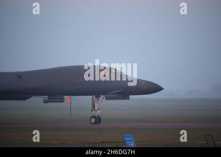 Fairford, Regno Unito. 15 Nov 2021. Gli ultimi due di un contingente di bombardieri strategici dell'Aeroforza B-1 lasceranno RAF Fairford per tornare negli Stati Uniti dopo aver completato la missione della task force bombardiera in Europa. Credit: Uwe Deffner/Alamy Live News Foto Stock