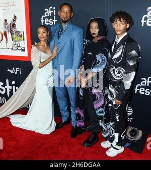 Hollywood, Stati Uniti. 14 novembre 2021. HOLLYWOOD, LOS ANGELES, CALIFORNIA, USA - 14 NOVEMBRE: L'attrice Jada Pinkett Smith, marito/attore Will Smith, figlia/cantante Willow Smith e figlio/attore Jaden Smith arrivano al AFI Fest 2021 - Premiere Notte di chiusura di Warner Bros. Pictures' 'King Richard' tenuto al TCL Chinese Theatre IMAX il 14 novembre 2021 a Hollywood, Los Angeles, California, Stati Uniti. (Foto di Xavier Collin/Image Press Agency/Sipa USA) Credit: Sipa USA/Alamy Live News Foto Stock