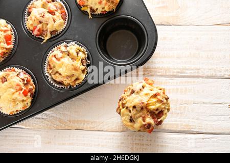 Stuzzichini fatti in casa come snack per feste, muffin per pizza cotti in un vassoio su un tavolo di legno, vista dall'alto, spazio copia, fuoco selezionato, stretto d Foto Stock