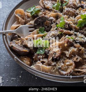Fresh Flour Fettuccine di einkorn fatte a mano con funghi e crema Foto Stock