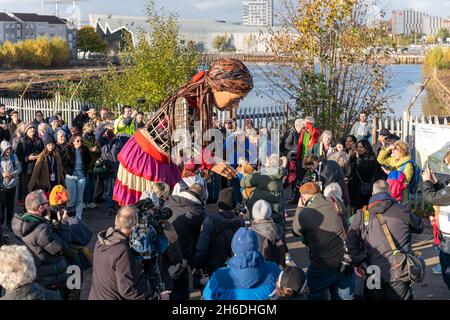 Tempesta  - la dea del mare incontra Little Amal a Govan Glasgow come parte della COP26. Cuccioli giganti Foto Stock