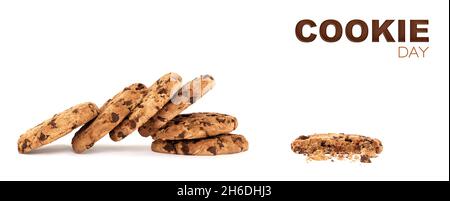 Banner giorno cookie. Vista laterale su pila collassata di sei biscotti al cioccolato yummy accanto ad uno parzialmente mangiato con briciole, isolato su dorso bianco Foto Stock