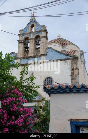 Chiesa, Belfry e croce Hydra Port, Hydra, Grecia Hydra, o Ydra o Idra è una delle isole Saroniche della Grecia, situato nel Mar Egeo tra il t Foto Stock