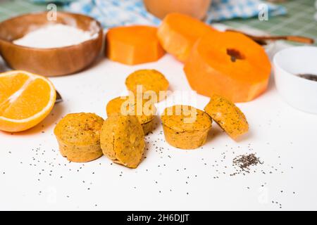 cupcake di zucca in una teglia da forno con semi di chia, torta d'arancia d'autunno con arancia Foto Stock