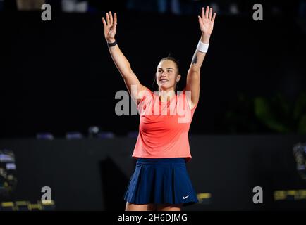 Aryna Sabalenka di Bielorussia festeggia dopo aver vinto contro IgA Swiatek di Polonia durante il secondo round robin match alla finale Akron WTA 2021 Guadalajara, Masters WTA torneo di tennis il 13 novembre 2021 a Guadalajara, Messico - Foto: Rob Prange/DPPI/LiveMedia Foto Stock