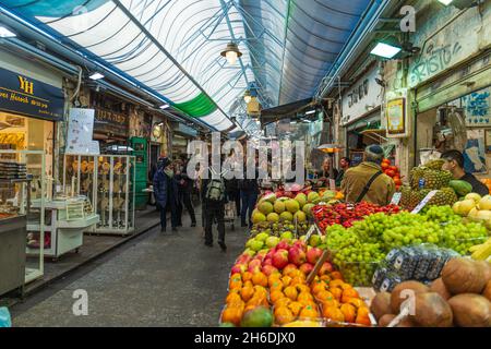 Gerusalemme, Israele - Gennaio 14: Acquirenti al mercato di strada a Mahane Yehuda il 14 Gennaio 2020 a Gerusalemme, Israele. Il mercato è anche conosciuto come Foto Stock
