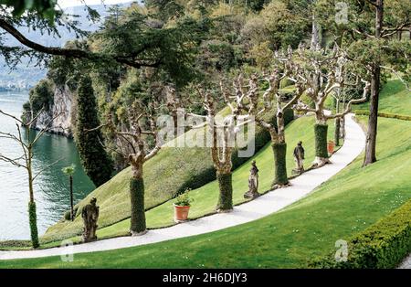 Sculture nel vicolo dell'aeroplano sul fianco di Villa Balbianello. Lago di Como, Italia Foto Stock