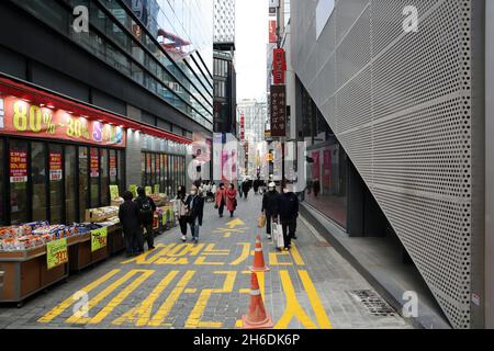 Seul, Corea del Sud. 13 Nov 2021. Le persone che indossano maschere per il viso camminano presso l'area commerciale di Myeongdong a Seoul, Corea del Sud, 13 novembre 2021. Corea del Sud ha segnalato altri 2,006 casi di COVID-19 a mezzanotte domenica rispetto a 24 ore fa, aumentando il numero totale di infezioni a 397,466. Credit: Wang Yiliang/Xinhua/Alamy Live News Foto Stock