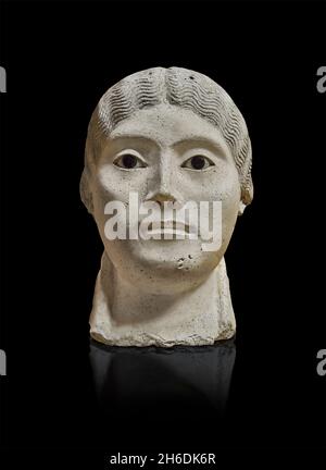 Maschera funeraria in gesso egiziano romano, 100 - 199 d.C. Museo del Louvre AF6702. Depits una femmina con capelli corti ricci intonaco dipinto su tessuto stucco con Foto Stock