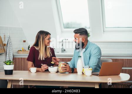 Scatto di un giovane che fa una sana colazione per la sua ragazza Foto Stock