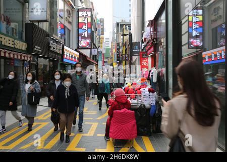 Seul, Corea del Sud. 13 Nov 2021. Le persone che indossano maschere per il viso camminano nell'area commerciale di Myeongdong a Seoul, Corea del Sud, 13 novembre 2021. La Corea del Sud ha riportato 2,006 ulteriori casi di COVID-19 a mezzanotte di domenica rispetto a 24 ore fa, portando il numero totale di infezioni a 397,466. Credit: Wang Yiliang/Xinhua/Alamy Live News Foto Stock