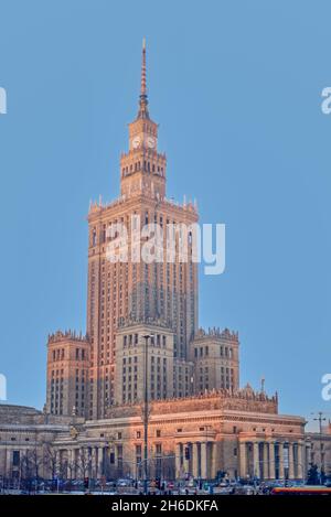 Palazzo della Cultura e della Scienza sotto il cielo blu a Varsavia, Polonia Foto Stock