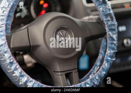 PRODUZIONE - 12 novembre 2021, Hessen, Francoforte sul meno: Il volante e il cruscotto di una VW Polo in un'officina alla competizione nazionale del settore automobilistico. Foto: Frank Rumpenhorst/dpa Foto Stock