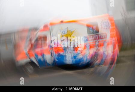 15 novembre 2021, Hessen, Francoforte sul meno: Questo centro di test mobile alla periferia di Francoforte è ospitato in un'ambulanza scartata (foto con effetto rotante). Nel frattempo, le incidenze della corona continuano ad aumentare a livello nazionale. Foto: Boris Roessler/dpa Foto Stock