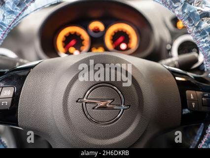 PRODUZIONE - 12 novembre 2021, Hessen, Francoforte sul meno: Il volante e il cruscotto di un'Opel corsa in un'officina alla competizione nazionale del settore automobilistico. Foto: Frank Rumpenhorst/dpa Foto Stock