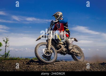 pilota maschile in moto enduro in cima alla montagna Foto Stock