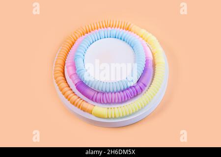 Tubi pop cerchio composizione sotto forma di una torta. Collezione di poptubes sensoriali Trendy 2021. Giocattoli antistress popolari per bambini. Foto Stock