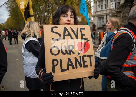 Salva la nostra targhetta del pianeta, tenuta da un protesto sul cambiamento climatico che tenta di bloccare la strada prima della sfilata del sindaco del Signore Foto Stock