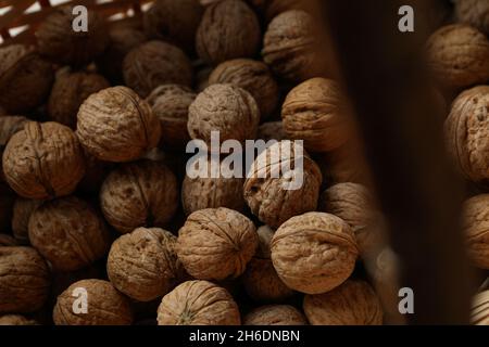 Noci con cestino in vimini, primo piano Foto Stock