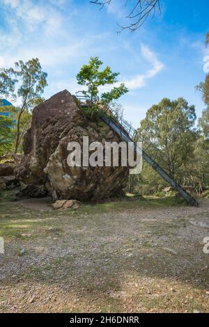 Bowder Stone, vista in estate della Bowder Stone, una roccia di 1.870 tonnellate situata a Borrowdale nel Lake District, Cumbria, Inghilterra, Regno Unito Foto Stock