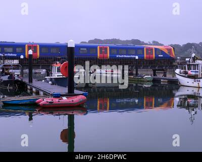 Treno della ferrovia sud-occidentale che attraversa il ponte al porto di Lymington, Hampshire, Regno Unito Foto Stock