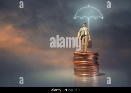 Uomo in miniatura in piedi sotto un ombrello illuminato in cima a un mucchio di monete con cielo nuvoloso Foto Stock