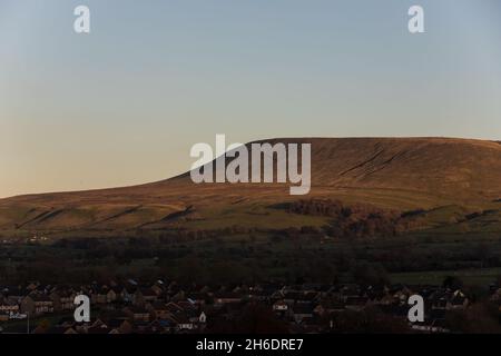 Vista sulla valle del ribble e sulla collina di pendle. Punto di osservazione dal castello Clitheroe con la collina che splende nella luce della sera Foto Stock