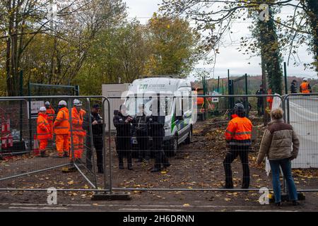 Wendover, Regno Unito. 13 novembre 2021. L'HS2 ha bloccato parte del marciapiede sulla A413 forzando pedoni e ciclisti sulla trafficata strada principale. L'attivista ambientale Dan Hooper, noto come swampy, è stato sfrattato questa mattina dall'HS2 al campo DI GUERRA della resistenza attiva di Stop HS2 Wendover. Sono stati sotterranei in tunnel per 28 giorni protestando contro la HS2 High Speed Rail e la distruzione HS2 stanno causando per l'ambiente. Credit: Maureen McLean/Alamy Foto Stock