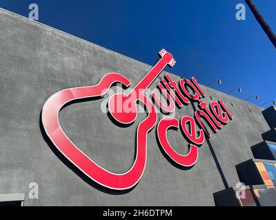 Los Angeles, CA, USA - 14 novembre 2021: Esterno del Guitar Center su Sunset Boulevard a Los Angeles, California. Guitar Center è una musica americana Foto Stock