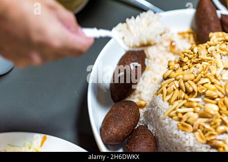 Maqluba, Pilaf, Kibbeh, KUBBEH. Cucina tradizionale araba e turca. Molto popolare in Medio Oriente. Foto di alta qualità Foto Stock