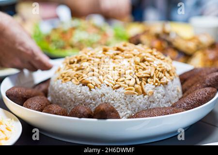 Maqluba, Pilaf, Kibbeh, KUBBEH. Cucina tradizionale araba e turca. Molto popolare in Medio Oriente. Foto di alta qualità Foto Stock